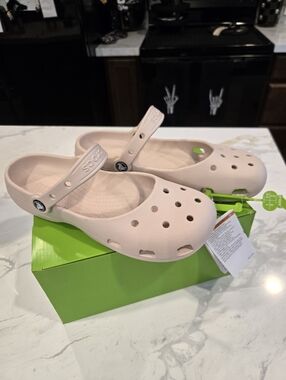 NWT! Lt Pink Crocs Classic Ballet Flats. Size 8